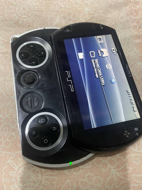 want to sale PSP Go with charge cable Gaming Consoles 1094931360
