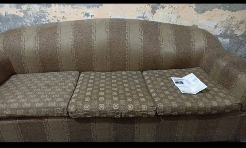 ak sofa 2 seater ha or dusra 3 seater ha 1