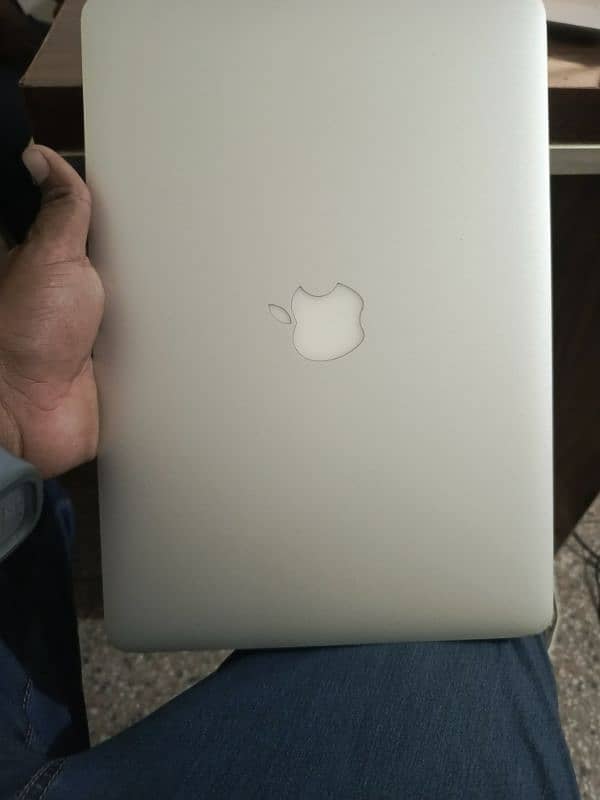 Apple Mac book air  2017 4