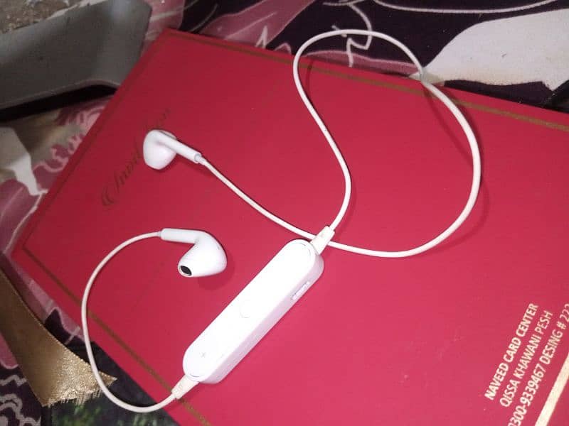 white ear phones 1