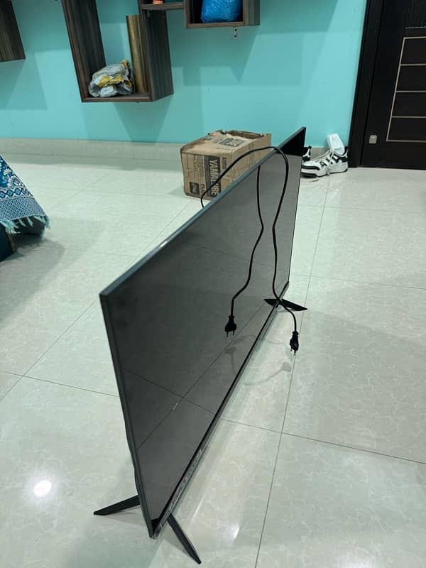 Samsung  andriod tv 32inch just like brand new is ka box bhi available 5