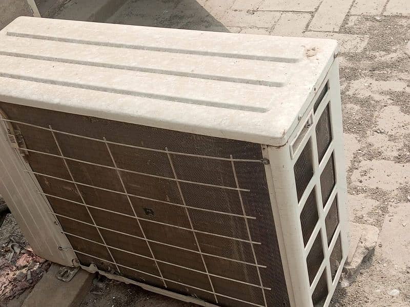 1 ton gree ac very good condition in Multan only 2 seasons used 0