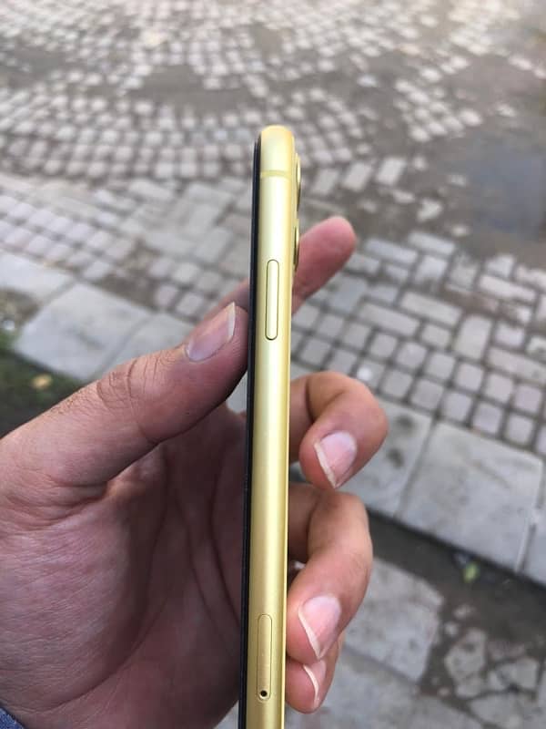 iphone 11 64gb yellow color 3