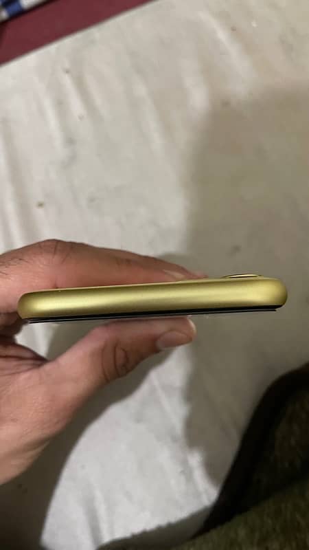 iphone 11 64gb yellow color 5