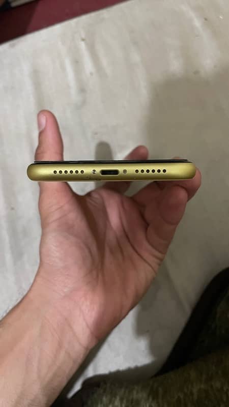 iphone 11 64gb yellow color 6