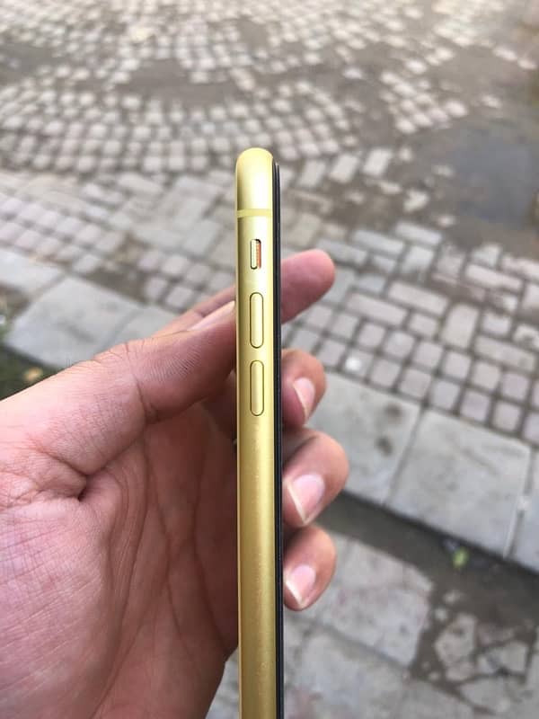 iphone 11 64gb yellow color 8