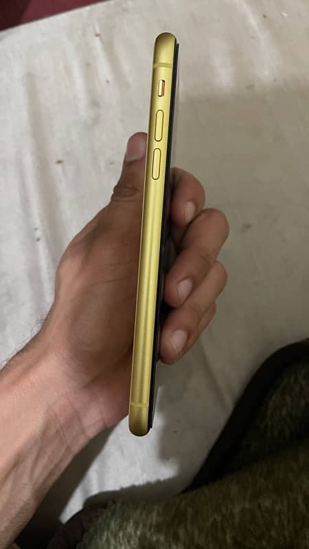 iphone 11 64gb yellow color 12