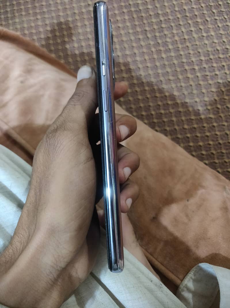 I am selling OnePlus 9 5g great camera and gaming 03327943035beast 3