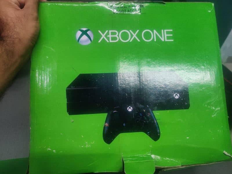 Xbox one with 2 controllers and 7 games 2