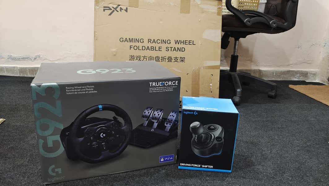 Logitech G923 TRUEFORCE Racing Wheel + Shifter + Stand 12