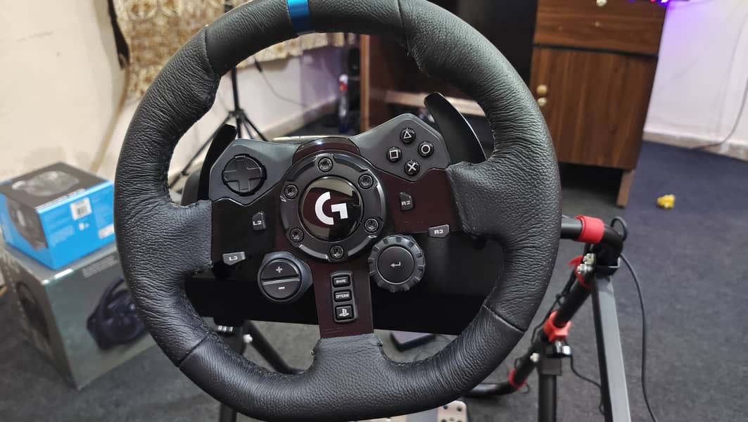 Logitech G923 TRUEFORCE Racing Wheel + Shifter + Stand 17