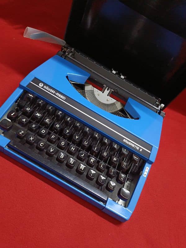 Vintage Typewriter Silver -Reed 8