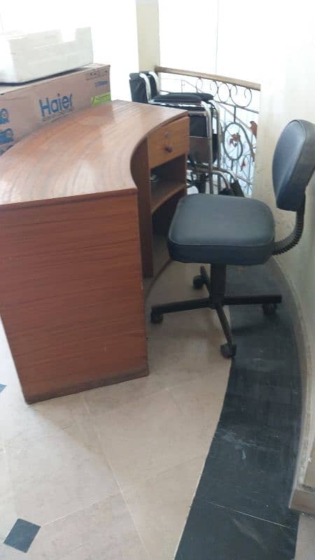 Reception counter with chair 0