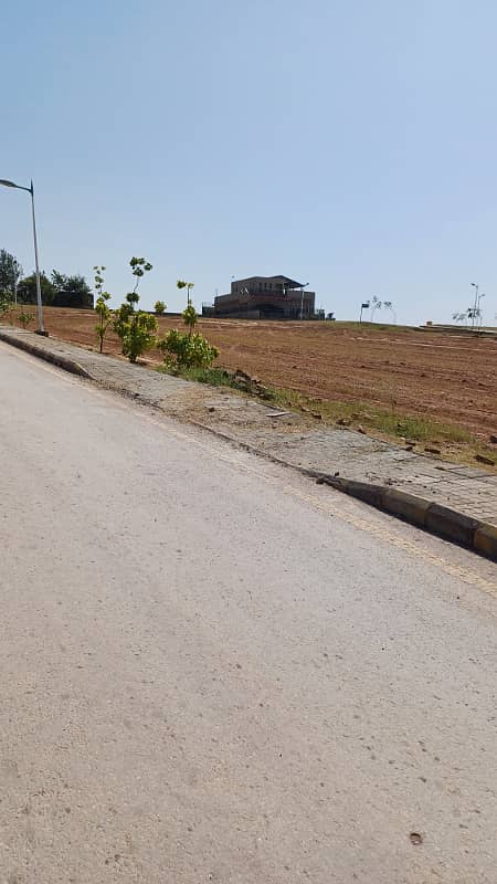 Five marla residential plot for sale in behria 8 2