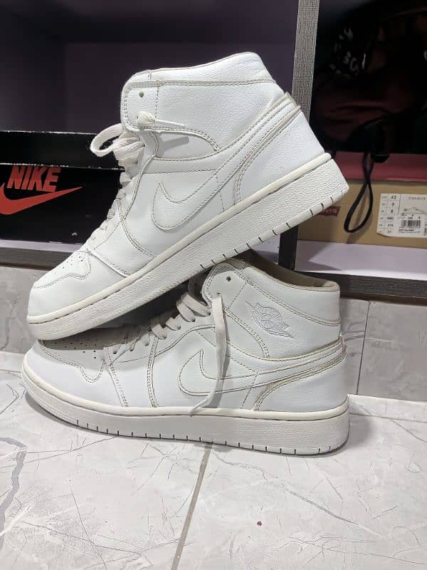 Nike Jordan 1 mid triple white 0