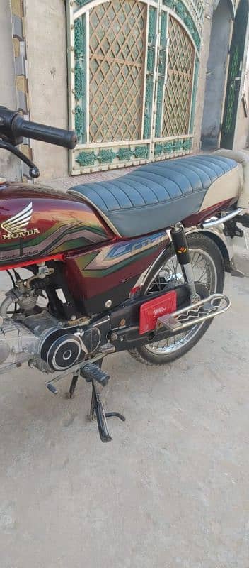 Honda CD 70 motorcycle 0