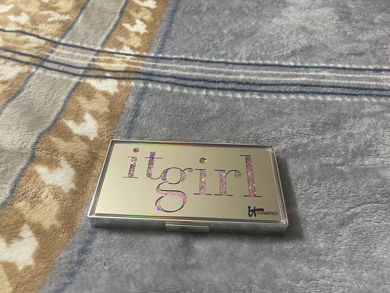 IT girl Branded makeup palette 1