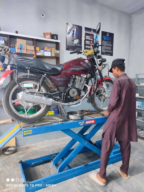 Worker required for motorcycles shop 3