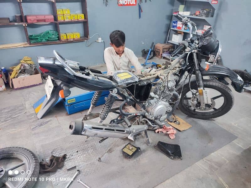 Worker required for motorcycles shop 4