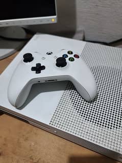 Xbox One S 500GB Sealed 10/10 condition with Original Controller