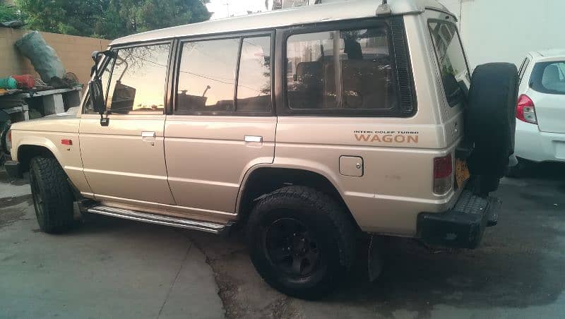 Mitsubishi Pajero 1990 6