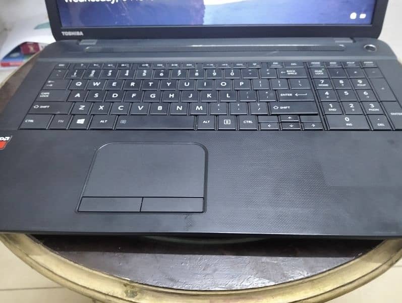 Toshiba laptop like new( charger free) 0