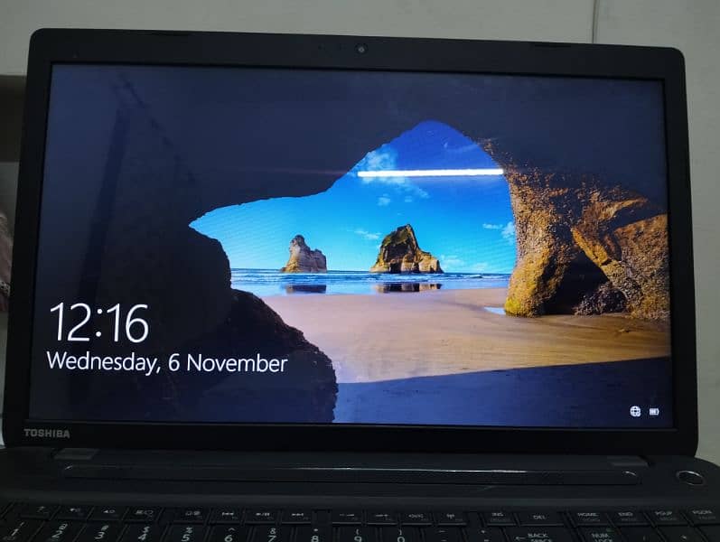 Toshiba laptop like new( charger free) 1