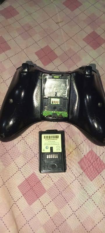 Xbox 360 controller with battery 1