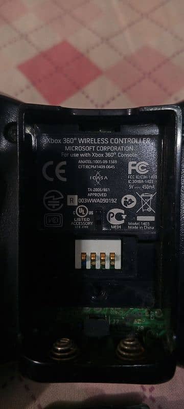 Xbox 360 controller with battery 2