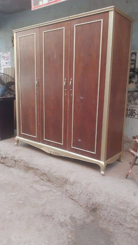 Almari 3 Doors+3parts by stand b decorate or achi lakri ka bna hoa hai 2