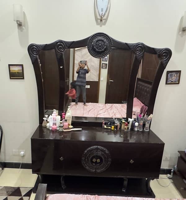 A good quality dressing table 1