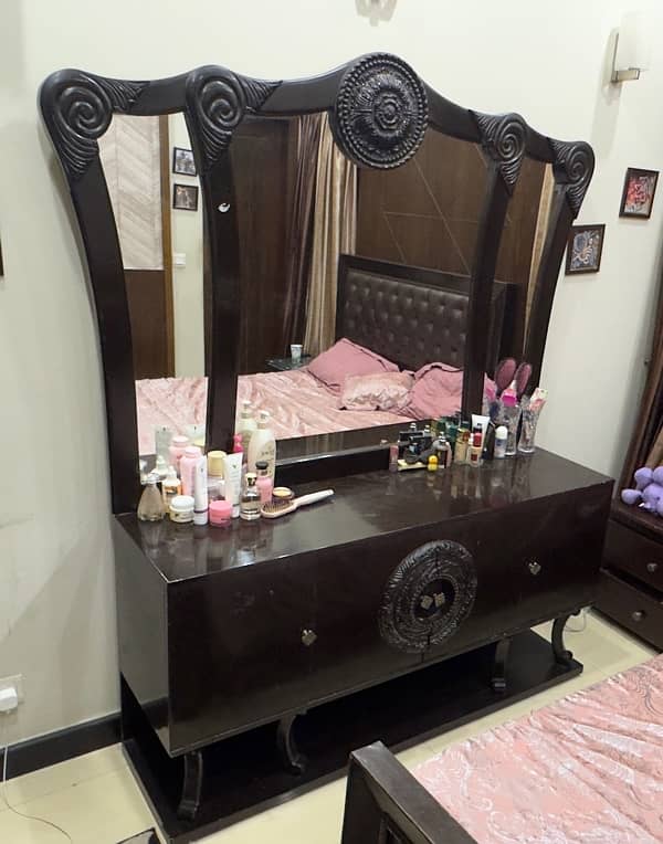 A good quality dressing table 2