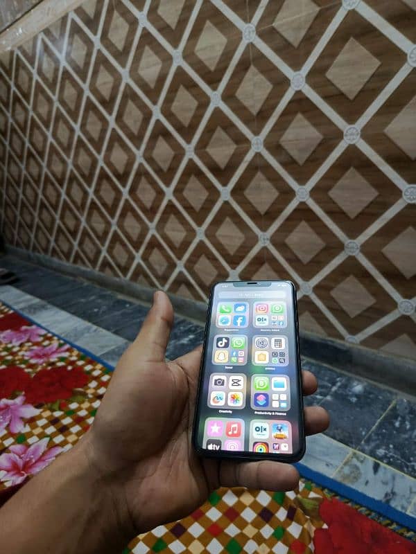 iphone 11 pro max 4