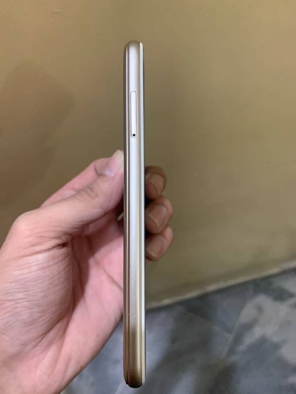 hello i am selling huawei Y5 2018 4G device 2