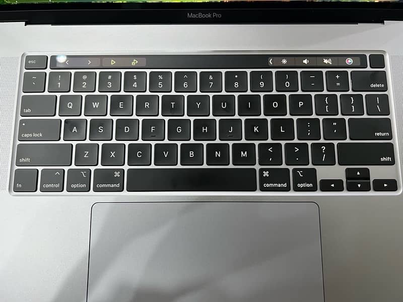 macbook pro 2019 ( 16 inches grey) with charger 8