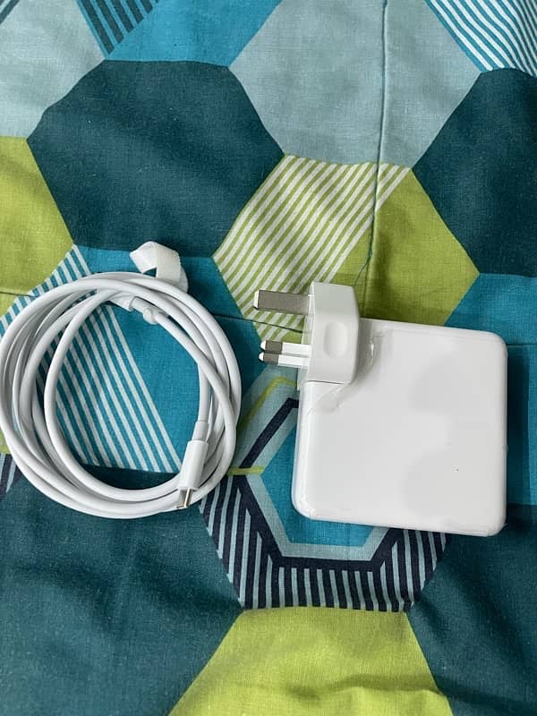 macbook pro 2019 ( 16 inches grey) with charger 10