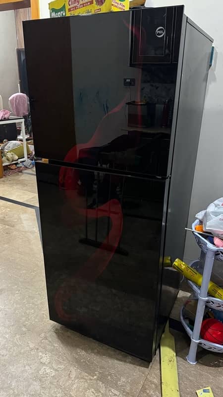 PEL refrigerator in black glass door with red design 0