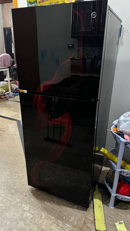 PEL refrigerator in black glass door with red design 1