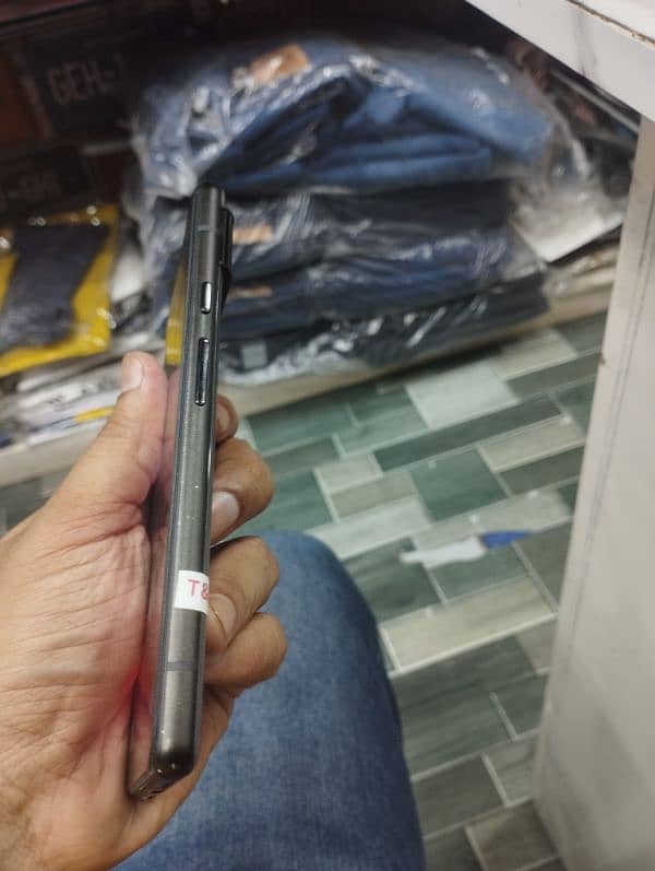 I am selling google pixel 6 grey colour 8/128 single sim approved 2