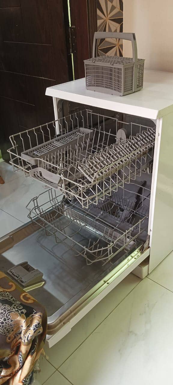 Seamen's Dishwasher 3