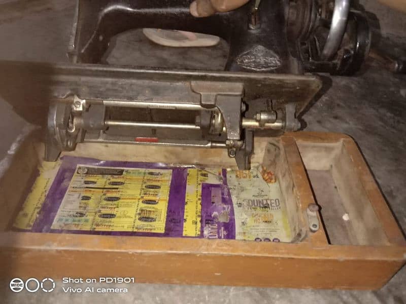 Deluxe  used Sewing machine,  lahore 3