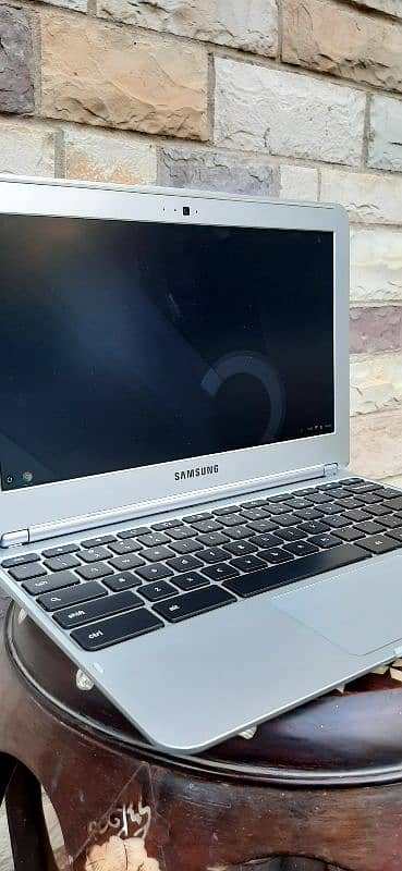 Samsung XE303C chrome Laptop 1