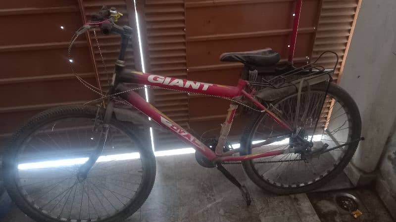 Giant cycle only used for 2.5 months and with zero damage andit10by10 4