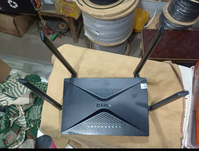 D-Link 853 just like new . best router for long range. 2.4ghz or 5ghz. 0