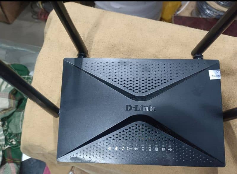 D-Link 853 just like new . best router for long range. 2.4ghz or 5ghz. 1