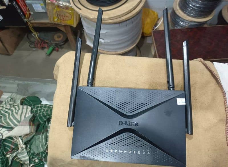 D-Link 853 just like new . best router for long range. 2.4ghz or 5ghz. 2