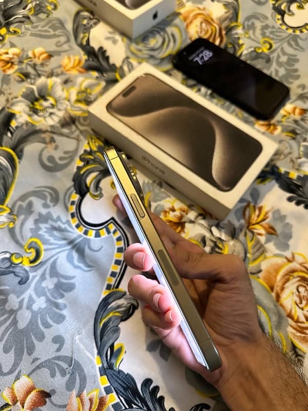 iPhone 15 Pro Max Natural Titanium 256 GB JV Complete Box 7