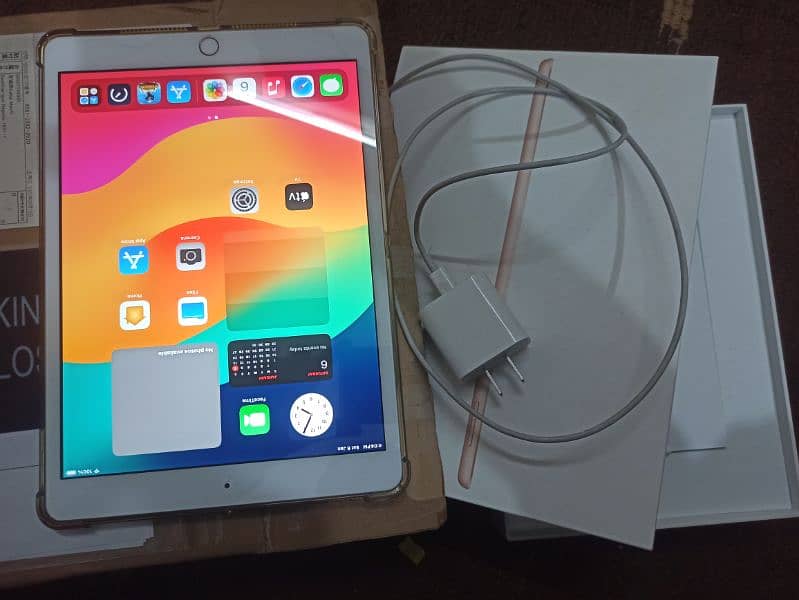 ipad 8th generation 128gb 10/10 condition with box 1