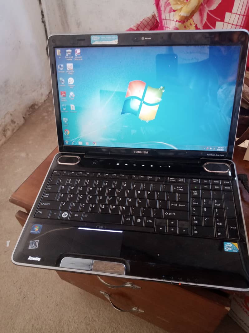 Toshiba core 2dou laptop 1