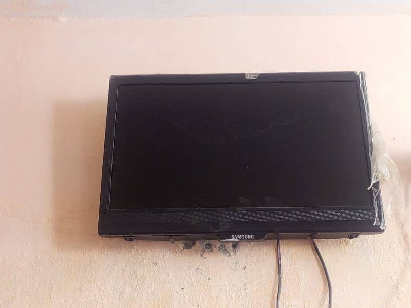 samsung lcd tv 28 inch urgent sale. 03175656339 1